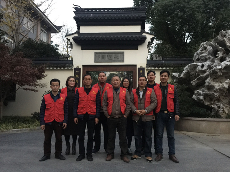 为创建美好厂区环境  党员再发力